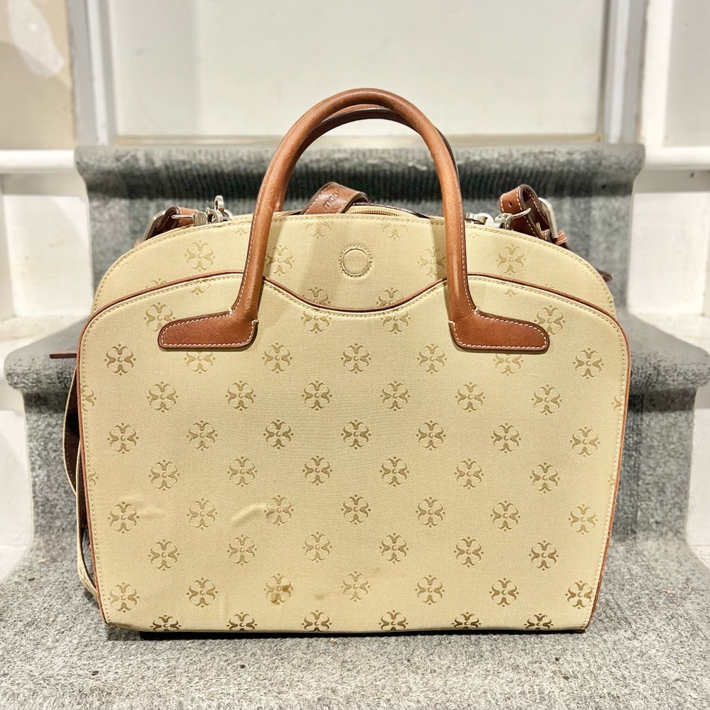 Never used.   This bag came in it’s own bag!